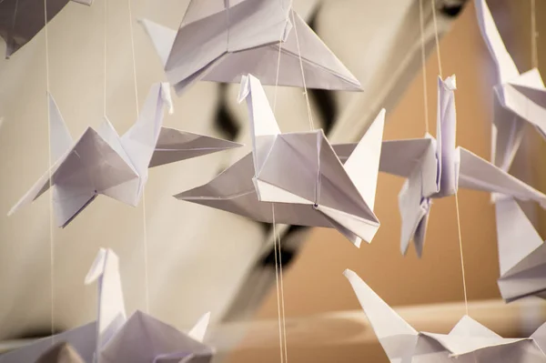 Japonés Plegado Grúas Origami Colgando Con Cuerdas Cientos Pájaros Papel — Foto de Stock