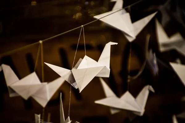 Japonés Plegado Grúas Origami Colgando Con Cuerdas Cientos Pájaros Papel — Foto de Stock