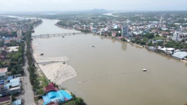 Nehir boyunca uzanan ana yol boyunca uzanan iki köprünün hava yörüngesi drone görüntüsü.