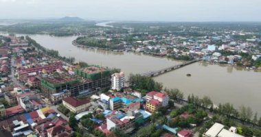 Yeni kulenin havadan yörünge görüntüsü. Kampot şehrinde eski bir Fransız köprüsü var.