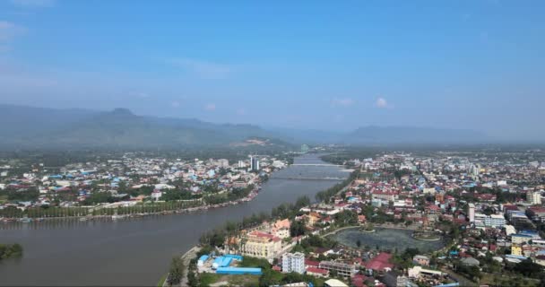 Zdjęcie Lotnicze Drona Miasta Kampot Mostami Nad Rzeką Podczas Słonecznego — Wideo stockowe