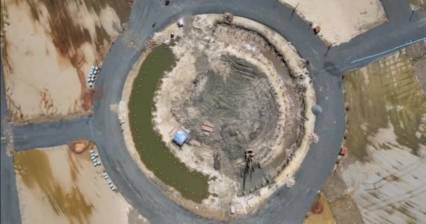 用一台挖掘机向下拍摄建造新的交通圈的无人驾驶飞机镜头 — 图库视频影像