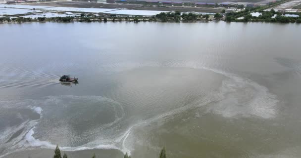 Kirli Nehirde Yüzen Küçük Bir Balıkçı Teknesinin Insansız Hava Aracı — Stok video