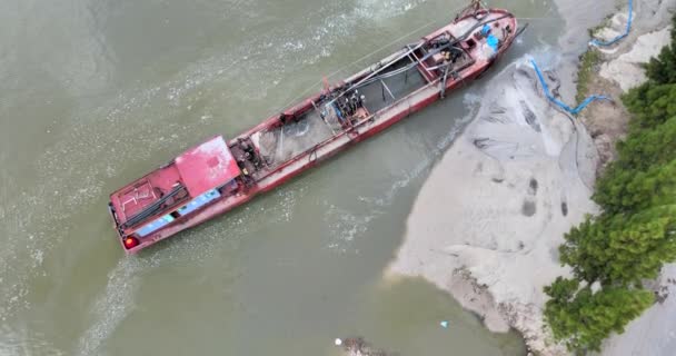 Drone Aereo Colpo Una Barca Dragaggio Aggiungendo Sabbia Aumentare Larghezza — Video Stock