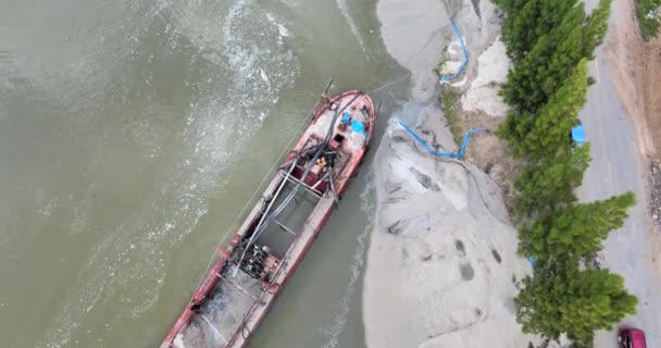 Nehir Kıyısı Genişliğini Arttırmak Için Bir Tarama Teknesinin Tepeden Drone — Stok video