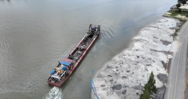 Drone Tiro Inclinar Sobre Barco Dragagem Que Afasta Margem Rio — Vídeo de Stock