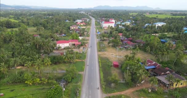 Latać Nad Drogą Krajową Przez Wieś Kambodży — Wideo stockowe