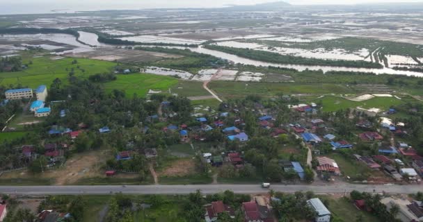 Luftdrone Optagelser Panorering Langs Landevejen Gennem Landsbyen Asien Oversvømmet Felt – Stock-video