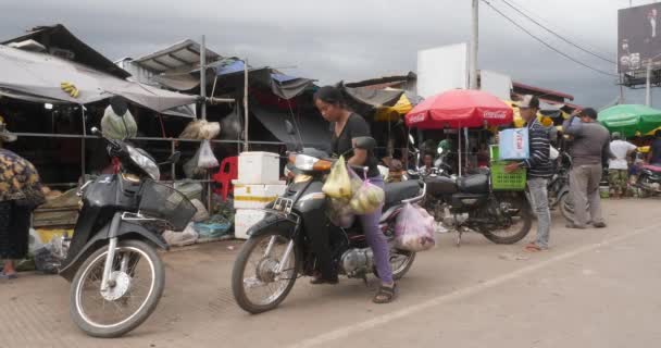 Kampot Camboya 2022 Mujer Asia Llevando Bolsas Plástico Llenas Verduras — Vídeos de Stock
