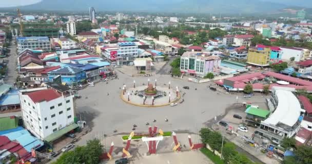 Aerial Orbital Shot Traffic Circle Kampot City — Stock Video