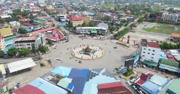 Aerial Orbital Shot Traffic Circle Kampot City — Stock Video