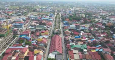 Kampot şehrinin ana caddelerinden birinin üzerinden uç. 