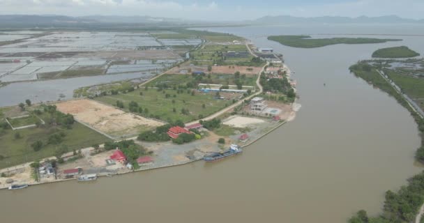 Aerial Turning Orbit Shot Revealing Praek Tuek Chhu River Gulf — Stockvideo