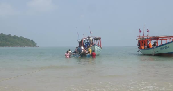 Sihanoukville Kambodja 2023 Grupp Turister Får Fiske Lång Svans Båt — Stockvideo