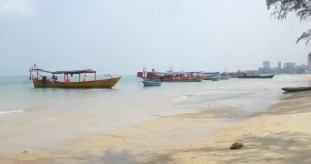 Vista Lateral Barcos Pesca Madeira Longo Praia Areia — Vídeo de Stock