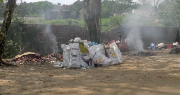 Sihanoukville Kamboçya 2023 Çöp Dolu Plastik Torbaları Kapatın Yakınlarda Yanan — Stok video