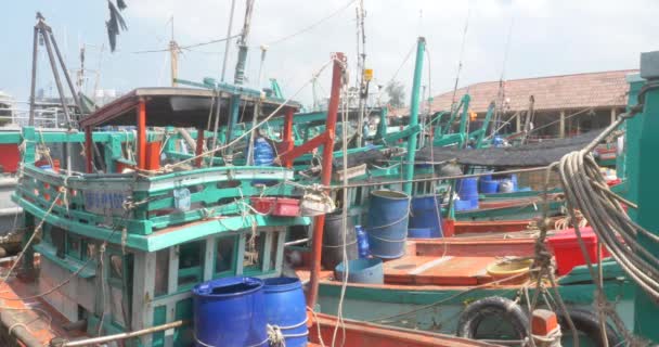 Világos Színű Hajók Sihanoukville Halászati Kikötő Közelről — Stock videók