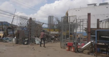 Sihanoukville, Kamboçya - 04.22.2023; Daha sonra işlemek için yerel bir hurda yığınına metal yığını  