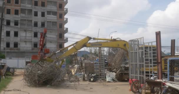 Sihanoukville Cambodia 2023 Excavator Pluck Scrap Metal Ground Place Local — 비디오