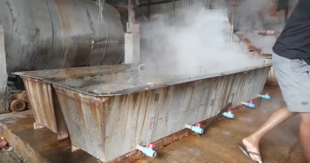 タンクに沸騰する蓋カバーシュリンプを取り外す労働者 — ストック動画