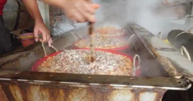 İşçi kapaklarını karides dolu plastik sepetlerin üzerine koy ve tanklara doldur.