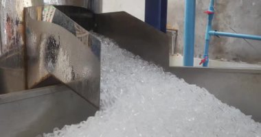 Sadece kahve için buz küpü yapan bir makineyi kapat.