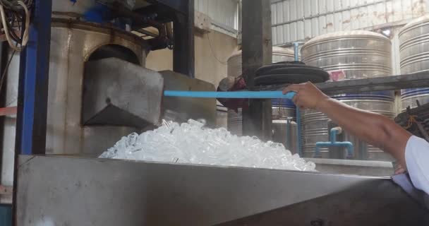 カンボジア シアヌークビル 2023年 昭和8年 氷機に詰まったキューブ状の氷を除去するために小さな剛性パイプを使用する労働者 — ストック動画