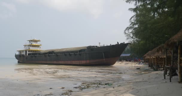 Sihanoukville Camboja 2023 Vista Lateral Navio Carga Encalhou Praia Areia — Vídeo de Stock