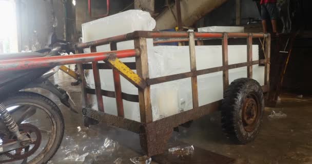 Κλείσιμο Του Ρυμουλκούμενου Μοτοσικλέτας Φορτωμένο Μπλοκ Πάγου Στο Εργοστάσιο Πάγου — Αρχείο Βίντεο