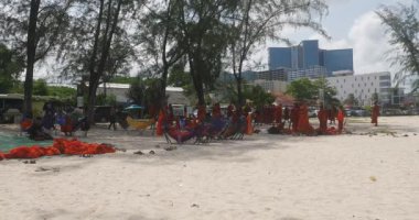 Sihanoukville, Kamboçya - 04.30.2023: Sihanoukville sahilinde dinlenen ve eğlenen bir grup keşiş 