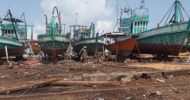 Sihanoukville Kambodja 2023 Flera Fiskebåtar Varvet — Stockvideo
