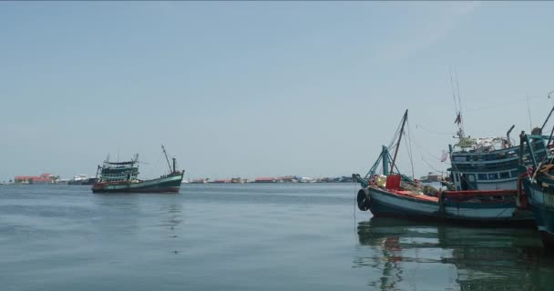Vista Lateral Barco Pesca Que Entra Porto Pesca — Vídeo de Stock