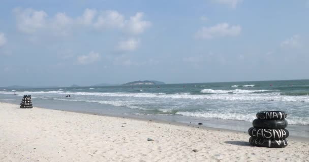 Купи Буїв Купання Піщаному Пляжі Хвилі Задньому Плані — стокове відео