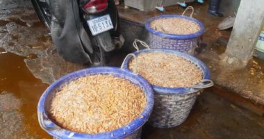Sihanoukville, Kamboçya - 04.23.2023: haşlanmış karidesleri plastik sepetlere kapatın