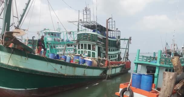 Sihanoukville Kambodża 2023 Widok Boku Łodzi Rybackiej Wypływającej Portu Rybackiego — Wideo stockowe