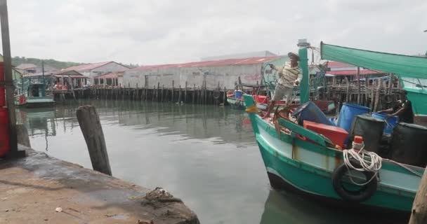 Sihanoukville Kambodja 2023 Närbild Ett Träfiskefartyg Som Ankommer Till Hamnen — Stockvideo