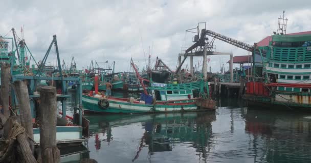 柬埔寨西哈努克维尔 2023 从渔港出发的小渔船 — 图库视频影像