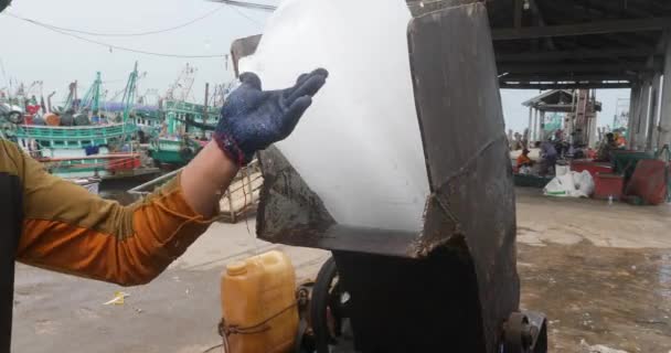 カンボジアのシアヌークビル 2023年 粉砕機で氷の労働者の破砕ブロック 背景に漁船 — ストック動画