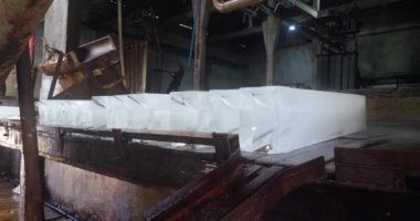 Buz fabrikasının içine istiflenmiş buz bloklarını kapatın. 