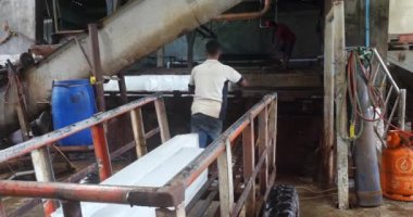 Sihanoukville, Kamboçya - 05.12.2023: karavanın içine buz yükleyen bir işçiye yakın çekim 