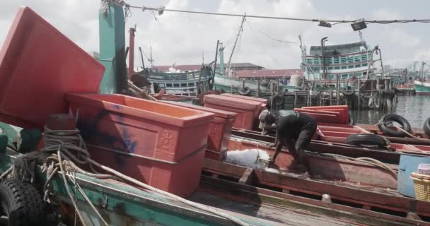 Sihanoukville Kambodzsa 2023 Halász Zúzott Jeget Tesz Halászhajóra Szerelt Nagy — Stock videók