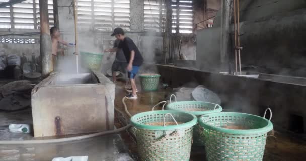 Sihanoukville Cambodia 2023 Workers Removing Big Plastic Baskets Filled Shrimps — 图库视频影像