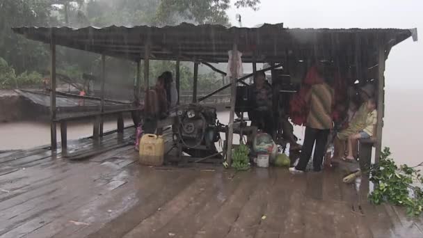 カンボジア 2013年10月 雨の中でフェリーに乗っている地元の人々 — ストック動画