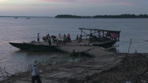 Gente Subiendo Ferry Amarrado Muelle Temprano Mañana — Vídeo de stock