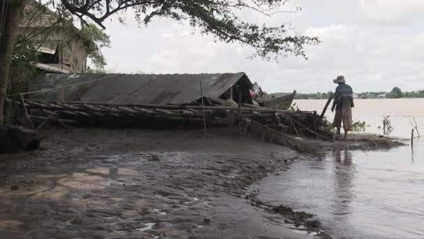 カンポン チャム カンボジア 2013年24月10日 砂州採掘が家屋崩壊の理由だったので 古い竹の家が川岸に沿って落ちた — ストック動画