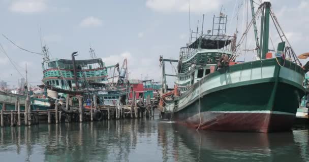 Sihanoukville Kambodzsa 2023 Horgászhajó Visszafelé Halad Kis Kikötőben — Stock videók