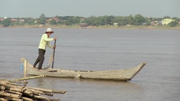 カンボジア 2012年11月 カヌーを漕いで川を下る男 — ストック動画