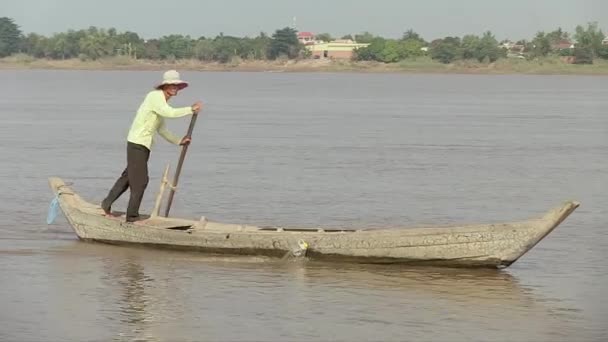 Kambodža Listopad 2012 Muž Stojící Zádi Kanoe Veslující Řece Zblízka — Stock video