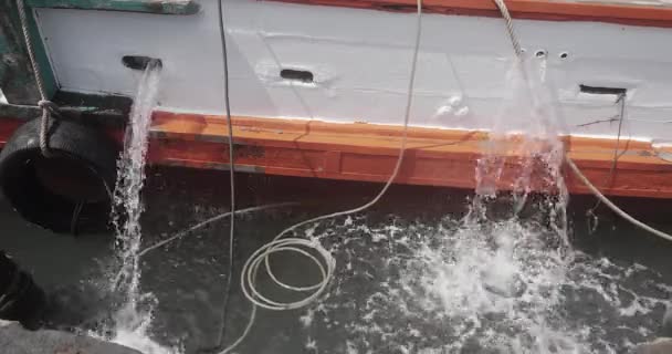 Close Fluxo Água Canhoneiras Barco Pesca Como Navio Atracado Porto — Vídeo de Stock