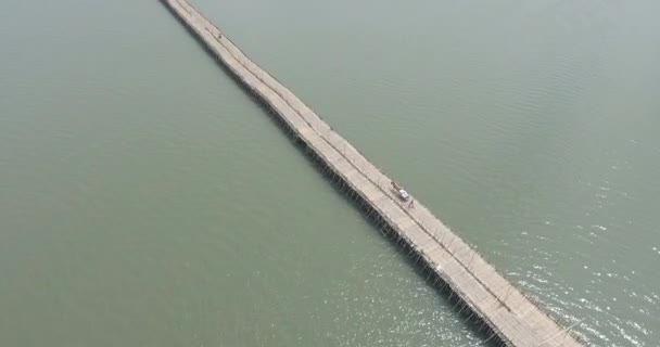 Drone Sopraelevato Carro Che Attraversa Ponte Bambù Fiume — Video Stock